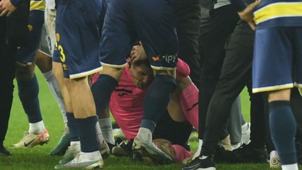 El árbitro Halil Umut Meler yace en el suelo al final del partido de fútbol de la Super Lig turca entre MKE Ankaragucu y Caykur Rizespor.  (Reuters)