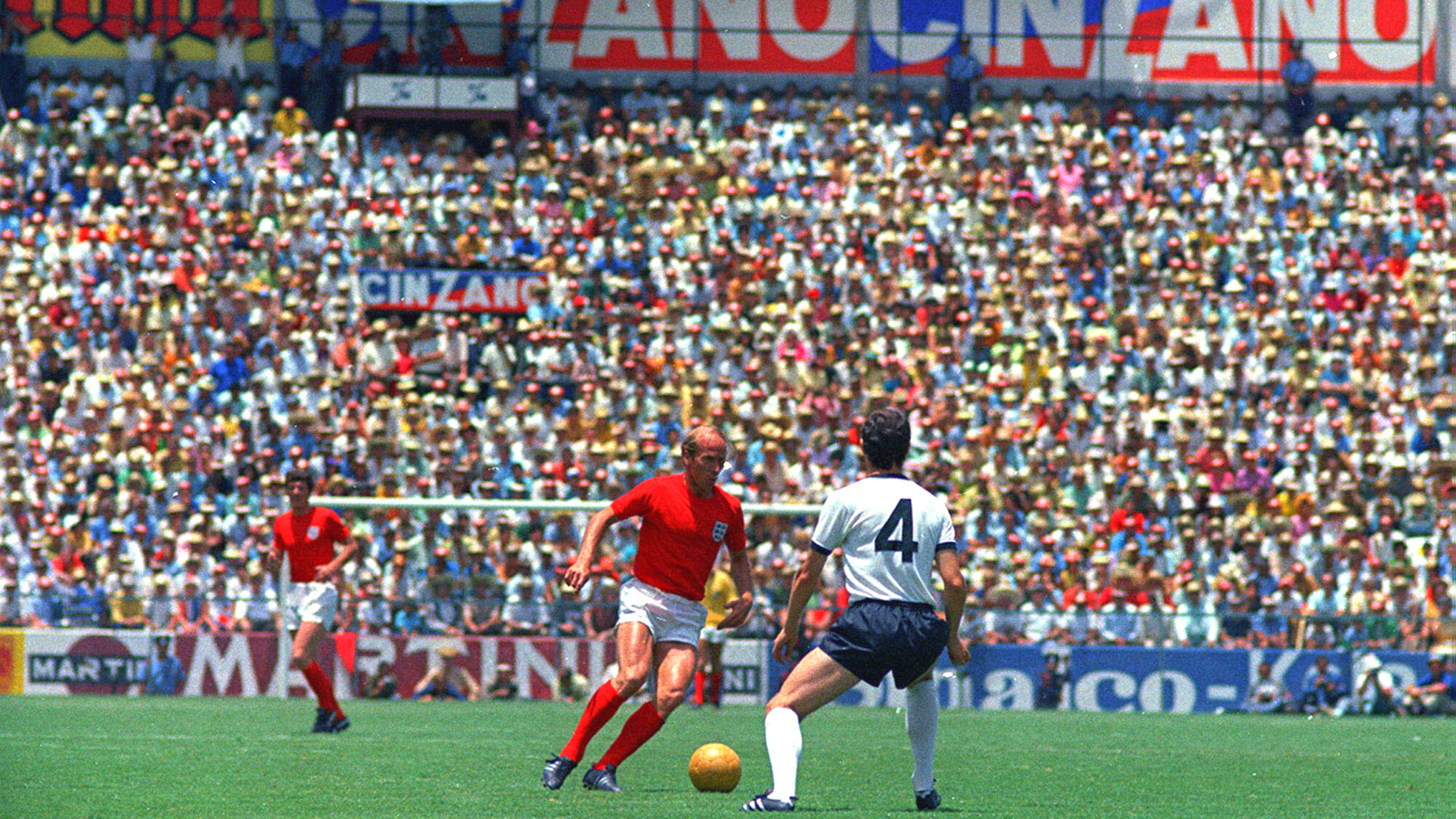 Bobby Charlton, de Inglaterra, en el centro, y el capitán de Alemania Occidental, Franz Beckenbauer, a la derecha, disputan el balón durante los cuartos de final de la Copa del Mundo, en León, México, el 14 de junio de 1970.