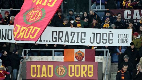 Aficionados de la AS Roma con una pancarta en apoyo al ex entrenador José Mourinho dentro del estadio antes del partido (Reuters)