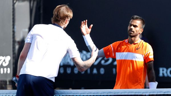 Sumit Nagal, de la India, le da la mano a Alexander Bublik, de Kazajstán, después de ganar su partido de primera ronda.  (Reuters)