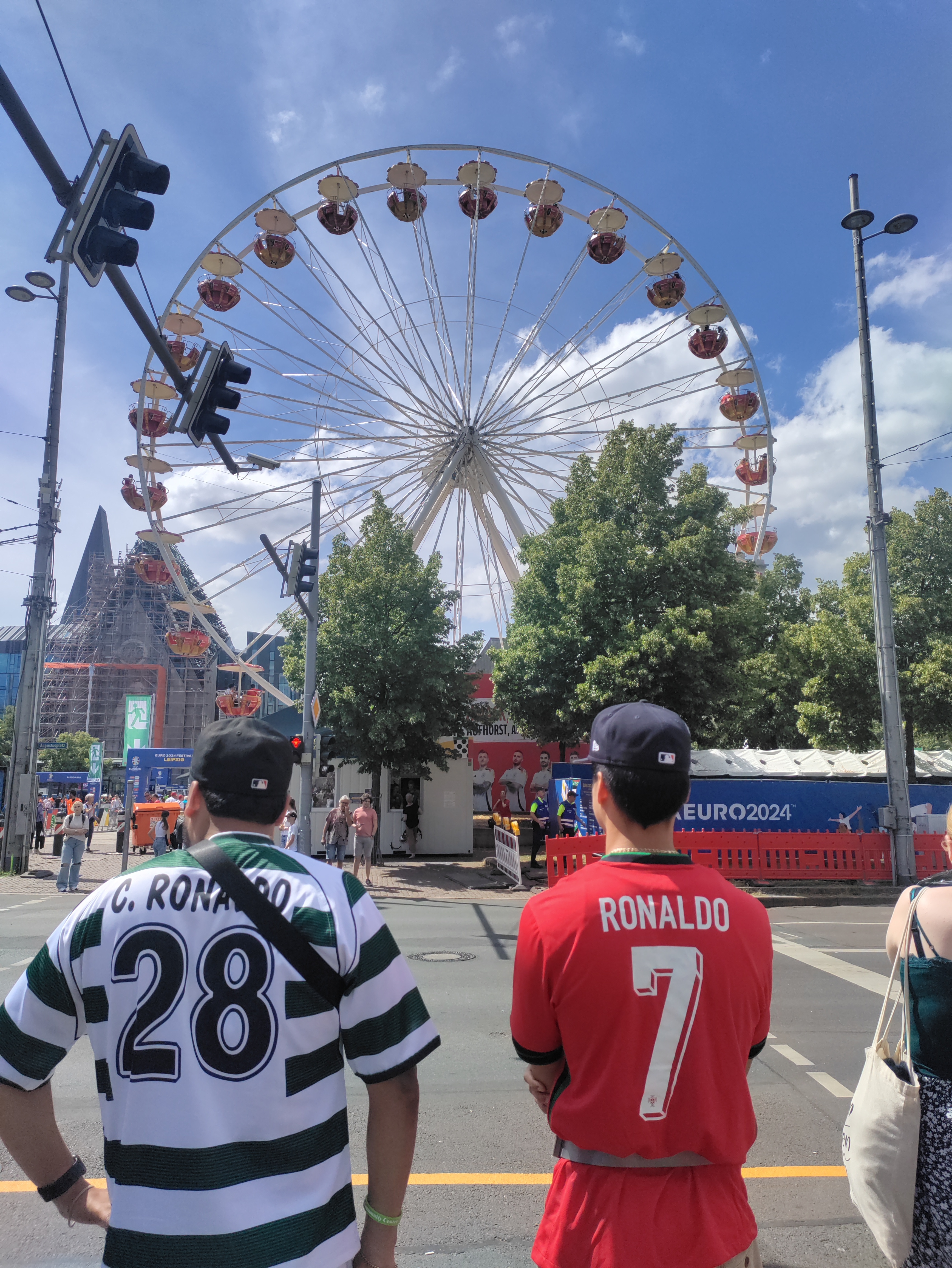 Las camisetas de Ronaldo de varias etapas de la célebre carrera del delantero eran vistas comunes en toda la ciudad de Leipzig.  Esta imagen muestra la entrada a Augustusplatz, el lugar de interés de la Euro Fan Zone.  (Rishabh Gupta)
