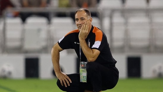 El entrenador de India, Igor Stimac, durante el partido de clasificación para la Copa Mundial de la FIFA (REUTERS)