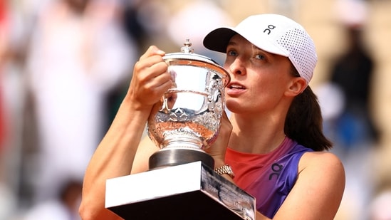 La polaca Iga Swiatek posa para una fotografía con el trofeo tras ganar su último partido contra la italiana Jasmine Paolini (REUTERS)