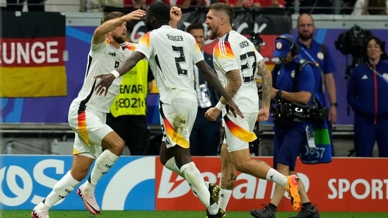 El alemán Niclas Fuellkrug, izquierda, celebra con sus compañeros de equipo después de anotar el primer gol de su equipo durante un partido del Grupo A entre Suiza y Alemania en el torneo de fútbol Euro 2024 en Frankfurt, Alemania, el domingo (AP).