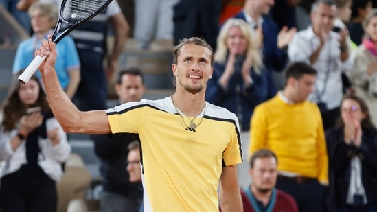 El alemán Alexander Zverev celebra ganar su partido de semifinal del Abierto de Francia de tenis contra el noruego Casper Ruud en el estadio Roland Garros de París, el viernes 7 de junio de 2024. (Foto AP/Jean-Francois Badias)(AP)