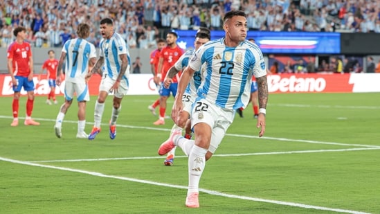 El delantero argentino Lautaro Martínez (22) celebra su gol durante la segunda mitad contra Chile en el estadio MetLife (USA TODAY Sports vía Reuters Con)