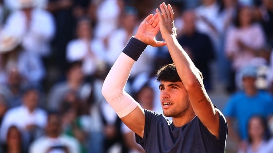 El español Carlos Alcaraz celebra ganar su semifinal del Abierto de Francia contra el italiano Jannik Sinner (REUTERS)