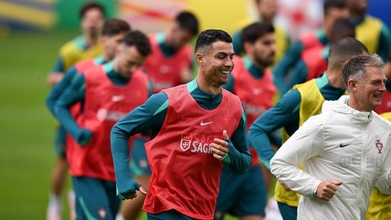 El delantero portugués #07 Cristiano Ronaldo (C) corre durante una sesión de entrenamiento de la selección nacional de fútbol de Portugal, durante el Campeonato Europeo de fútbol UEFA Euro 2024 (AFP)