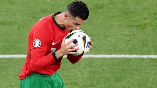 El portugués Cristiano Ronaldo besa el balón durante el partido (REUTERS)