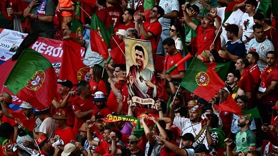 Simpatizantes de Portugal sostienen una imagen del delantero portugués #07 Cristiano Ronaldo en la tribuna antes del partido de fútbol del Grupo F de la UEFA Euro 2024 entre Portugal y la República Checa en el estadio de Leipzig (AFP)