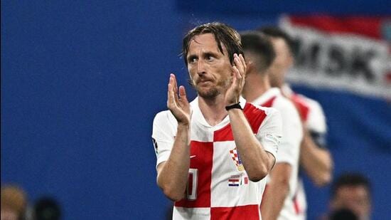 El centrocampista croata Luka Modric abandona el terreno de juego tras ser sustituido este lunes ante Italia.  (AFP)