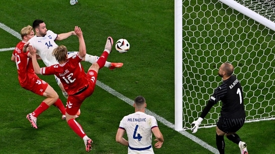 El danés Victor Kristiansen, izquierda, y Kasper Dolberg (12) y el serbio Andrija Zivkovic (14) disputan el balón durante un partido del Grupo C entre Dinamarca y Serbia en el torneo de fútbol Euro 2024 en Munich (AP)