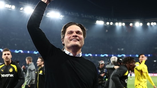 El entrenador alemán del Dortmund, Edin Terzic, celebra la victoria del Borussia Dortmund al final de la semifinal de la Liga de Campeones de la UEFA (AFP)