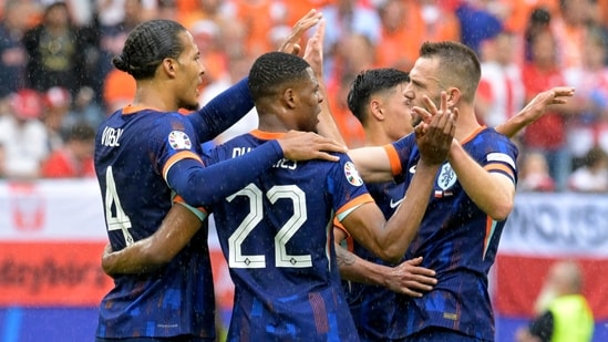 Los holandeses Virgil van Dijk, Denzel Dumfries y sus compañeros celebran después del partido (REUTERS)