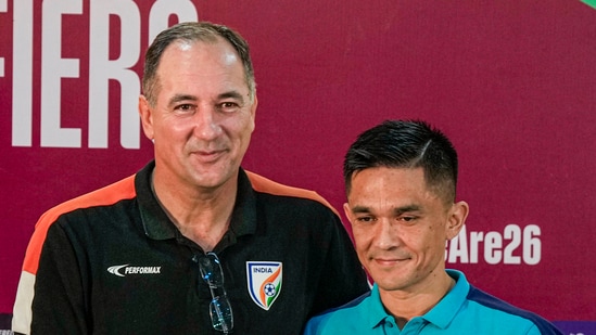 El capitán de la selección india de fútbol, ​​Sunil Chhetri, y el entrenador, Igor Stimac, posan para fotografías durante una interacción con los medios (PTI)