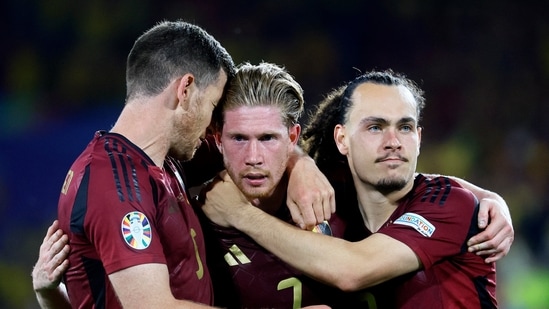 El belga Kevin De Bruyne reacciona con Jan Vertonghen y Arthur Theate después del partido (REUTERS)