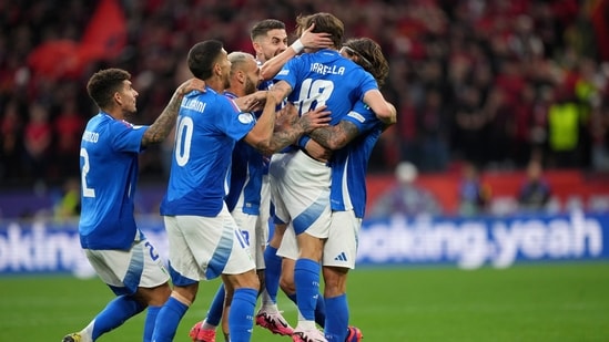 Los jugadores italianos celebran después de que el italiano Nicolo Barella anotara el segundo gol de su equipo durante el partido del Grupo B entre Italia y Albania en la Eurocopa 2024 en Dortmund, Alemania (AP)