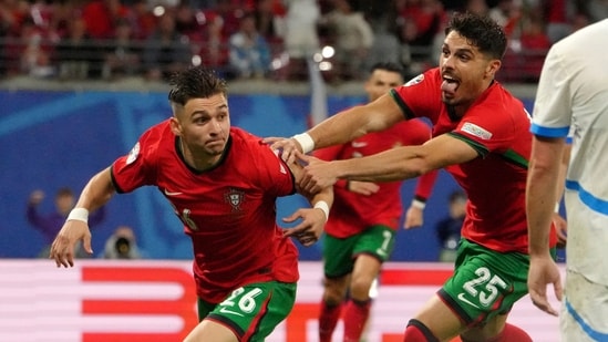 El portugués Francisco Conceicao, izquierda, celebra el segundo gol de su equipo durante un partido del Grupo F entre Portugal y la República Checa (AP)