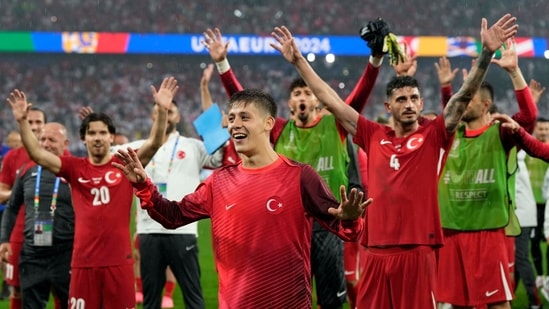 La turca Arda Guler, centro, celebra con sus compañeros de equipo después de un partido del Grupo F entre Turquía y Georgia en la Eurocopa 2024 en Dortmund, Alemania, el martes 18 de junio (AP).