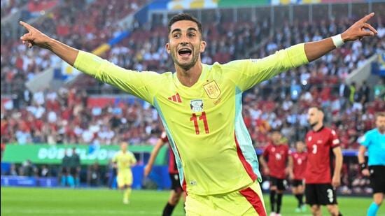 TOPSHOT - El delantero español #11 Ferran Torres celebra marcar el primer gol de su equipo durante el partido de fútbol del Grupo B de la UEFA Euro 2024 entre Albania y España en el Duesseldorf Arena de Düsseldorf el 24 de junio de 2024. (Foto de PATRICIA DE MELO MOREIRA / AFP) ( AFP)