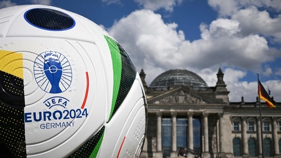 Un balón gigante del próximo Campeonato Europeo de Fútbol UEFA Euro 2024 se encuentra frente al edificio del Reichstag que alberga el Bundestag (AFP)