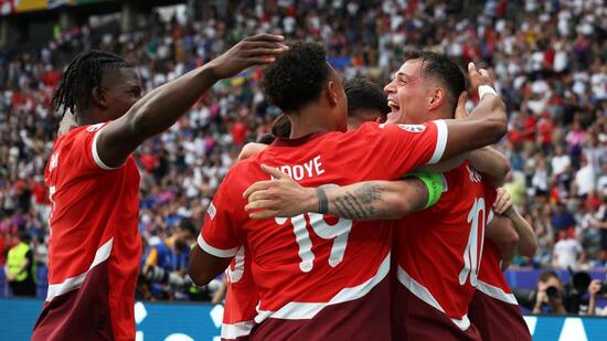 Los jugadores de Suiza celebran su segundo gol. (AFP)