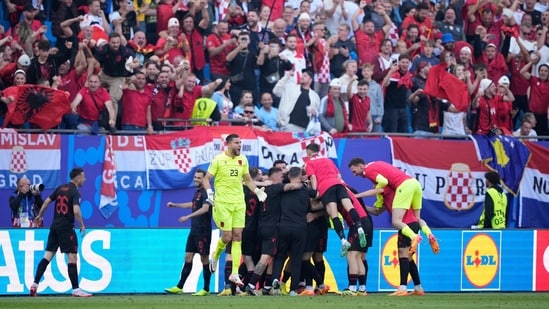 Los jugadores de Albania celebran después de que su compañero de equipo Klaus Gjasula anotara el segundo gol de su equipo durante un partido del Grupo B entre Croacia y Albania en el torneo de fútbol Euro 2024 en Hamburgo, Alemania, el miércoles (AP)