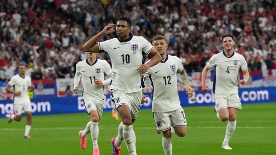 El inglés Jude Bellingham celebra después de anotar el primer gol durante un partido del Grupo C entre Serbia e Inglaterra en el torneo de fútbol Euro 2024 en Gelsenkirchen, Alemania, el domingo 16 de junio de 2024. (Foto AP/Martin Meissner) (AP)