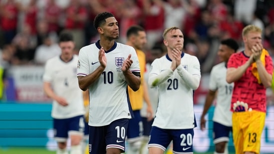 El inglés Jude Bellingham, izquierda, Jarrod Bowen, centro, y el portero Aaron Ramsdale saludan a sus seguidores al final de un partido del Grupo C entre Dinamarca e Inglaterra en el torneo de fútbol Euro 2024 en Frankfurt (AP)