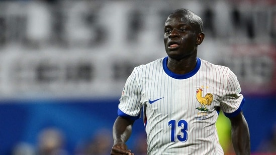 N'golo Kante corre con el balón durante el partido de fútbol del Grupo D de la UEFA Euro 2024 entre Holanda y Francia.(AFP)