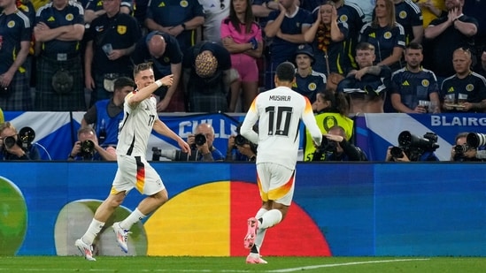 El alemán Florian Wirtz, izquierda, celebra con Jamal Musiala después de anotar su primer gol contra Escocia. (AP)