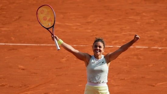 La italiana Jasmine Paolini celebra su victoria en su partido de semifinal del Abierto de Francia contra la rusa Mirra Andreeva (AP)