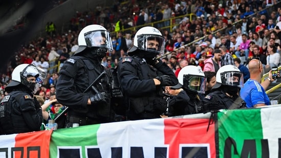 Miembros de una unidad de la policía antidisturbios alemana hacen guardia antes del partido de fútbol del Grupo B de la UEFA Euro 2024 (AFP)