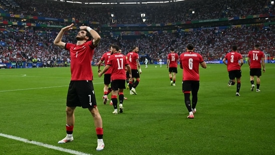 El delantero georgiano Khvicha Kvaratskhelia celebra el gol de su equipo. (AFP)