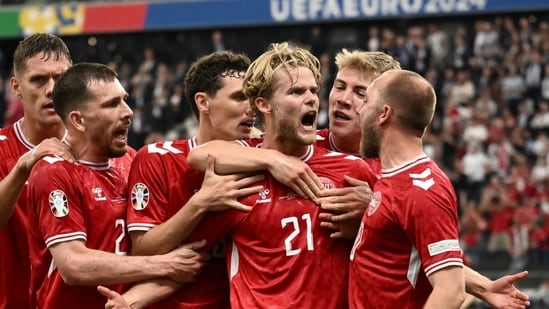 Los jugadores de Dinamarca celebran tras marcar el gol contra Inglaterra. (AFP)