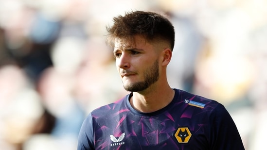 ARCHIVO - El portero del Wolverhampton Wanderers, Matija Sarkic, mira antes del partido de fútbol de la Premier League inglesa entre Brentford y Wolverhampton Wanderers, en Londres, el 29 de octubre de 2022. El portero de Montenegro, Matija Sarkic, murió a la edad de 26 años. Jugó en el fútbol de su club durante Millwall, club inglés de segunda división.  Millwall anunció la muerte de Sarkic.  No se revelaron más detalles.  El partido más reciente de Sarkic con Montenegro fue el 5 de junio. Fue una derrota por 2-0 ante Bélgica.  Según la federación de fútbol de Montenegro, era su novena aparición internacional.  Millwall dice que “todos en el club envían su amor y condolencias a la familia y amigos de Matija en este momento inmensamente triste." (Foto AP/Steve Luciano, Archivo)(AP)