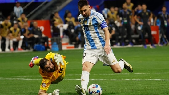 Lionel Messi (10) de Argentina alinea un tiro mientras supera al portero canadiense Maxime Crépeau (16) durante la segunda mitad de un partido de la Copa América (AP)