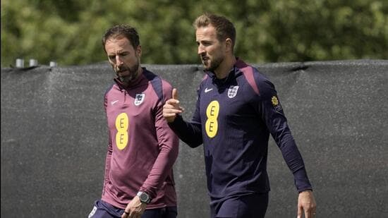 Gareth Southgate (izq.), director de Inglaterra, y Harry Kane.  (AP)