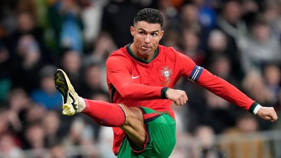 El portugués Cristiano Ronaldo intenta rematar a portería (AP)