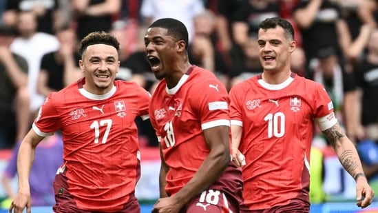 El delantero suizo #18 Kwadwo Duah (C) celebra marcar el gol inicial con sus compañeros el mediocampista #10 Granit Xhaka (R) y el mediocampista #17 Ruben Vargas durante la UEFA Euro 2024 (AFP)