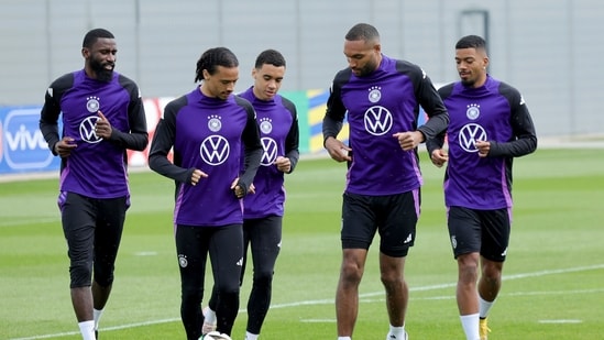 Los jugadores alemanes asisten a un entrenamiento en Freudenstadt.(AP)