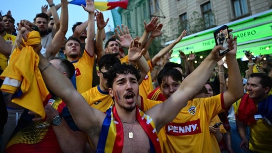 Los rumanos celebran la clasificación de la selección nacional de fútbol de Rumanía para la siguiente fase de la UEFA EURO 2024 (AFP)