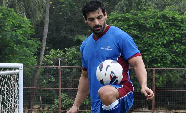 John Abraham en el campo de fútbol