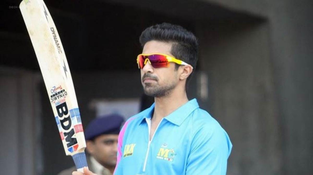 Saqib Saleem jugando al cricket