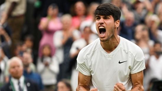 El español Carlos Alcaraz celebra su victoria ante el estadounidense Frances Tiafoe durante su partido individual masculino en Wimbledon (AFP)