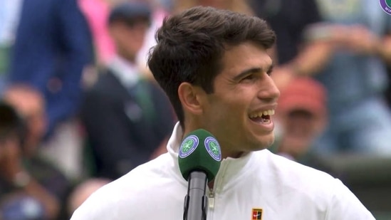 Carlos Alcaraz reacciona tras ser abucheado por el público de Wimbledon