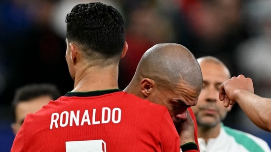 Cristiano Ronaldo consuela al portugués Pepe. (AFP)