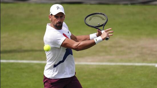 Novak Djokovic durante una sesión de entrenamiento en Londres el domingo. (AP)
