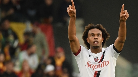 Joshua Zirkzee celebra tras marcar el segundo gol de su equipo durante el partido de fútbol de la Serie A italiana entre AS Roma y Bolonia en el Estadio Olímpico (AFP)