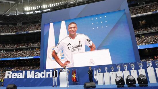 El francés Kylian Mbappé es presentado ante los aficionados como nuevo jugador del Real Madrid en el estadio Santiago Bernabéu de Madrid (REUTERS)